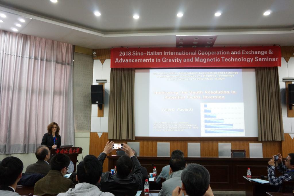 Valeria Paoletti教授做学术报告 Valeria Paoletti教授做学术报告